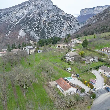 別荘 La Maison Dans Les Noyer *
