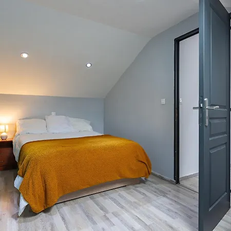 La Maison Dans Les Noyer *